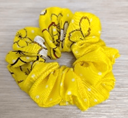 【シュシュ】 さくらの花があしらわれたスカーフの絵柄を活かして製作。