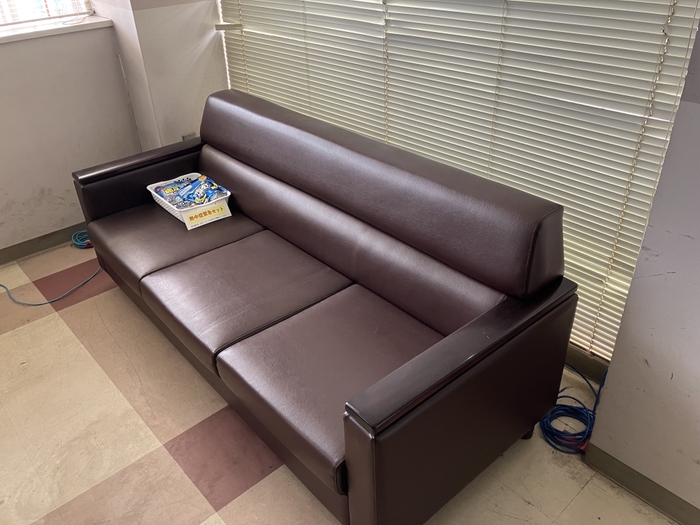 休憩スペースにソファー