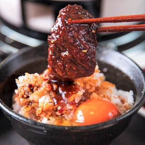 炊き立て米に、たれ焼肉を重ねて