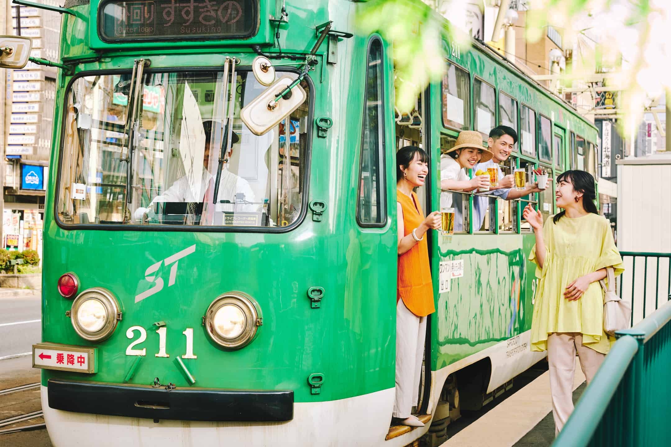 【OMO札幌すすきの】札幌生まれのクラフトビールとおつまみが新たに登場! 「札幌ビア市電」を今年も開催 ~窓全開にした札幌市電に乗って乾杯する宿泊者限定プログラム~| 期間:2023年6月1日〜8月31日