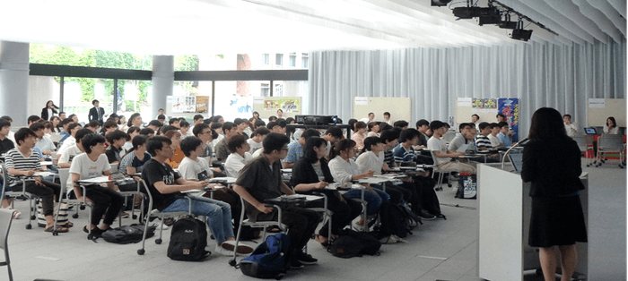 過去に実施されたアルバイトに関する講演会の様子