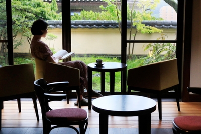 カフェ＆ライブラリーで寛ぎのひととき