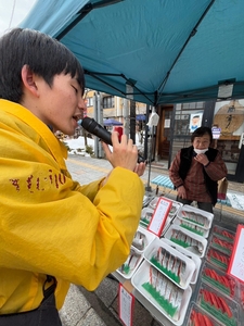 魚屋さんにインタビューする学生