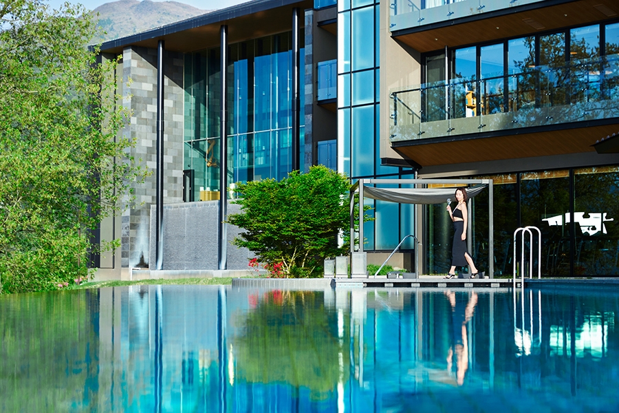 プールサイドでバカンスを満喫(イメージ)