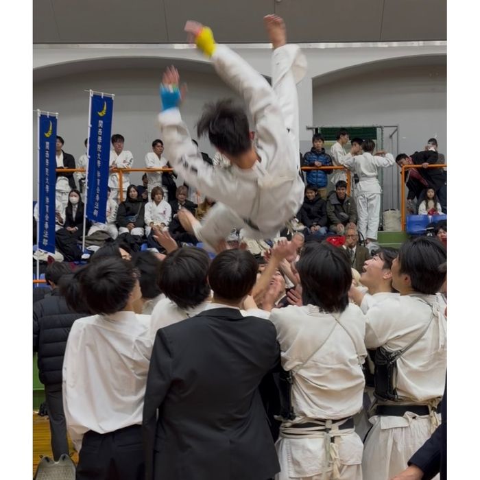 喜びを分かち合う仲間たち