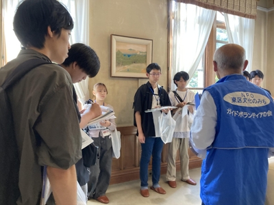 旧豊田佐助邸でガイドボランティアの説明を聞く学生たち