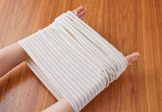 伸縮性が高くフィットし、元気に動き回ってもずれにくい