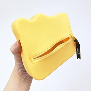 タヌキとキツネのポーチ特集