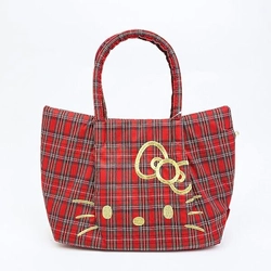 サンリオのハローキティとルートートのおしゃれすぎるチェック柄トートバッグ。落ち着いた色ときちんと感で、上品なコーデに。