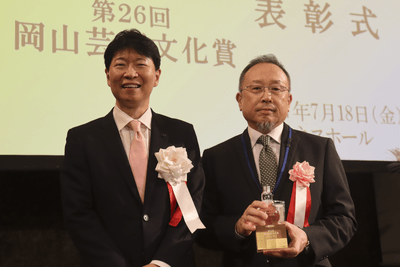 伊原木知事と記念写真に納まる迫田さん（右）