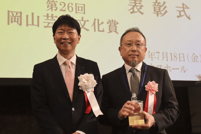 伊原木知事と記念写真に納まる迫田さん(右)