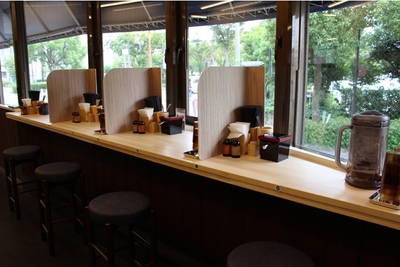 店内窓側カウンター