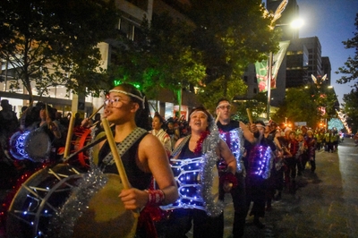 オーストラリア・パース市内で行われた「SANSA（盛岡さんさ踊り）」のパレード。 現地の人々が魅了され、練習を重ねながら街のイベントとして広がってきた。