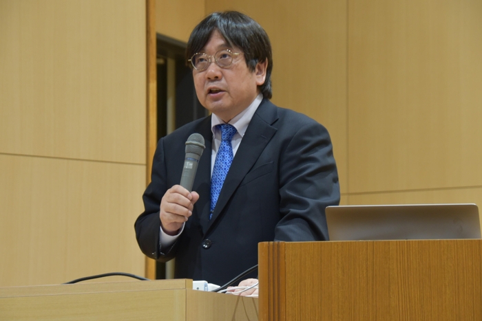 あいさつする神野学部長