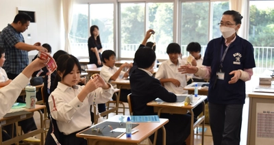 近大九州短期大学の教員が稲築東義務教育学校で出張講義を実施　小学生が多彩な授業に触れ、自己の将来を考える機会に