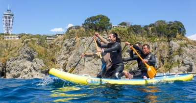大型SUP「ラージSUP」を体験する様子