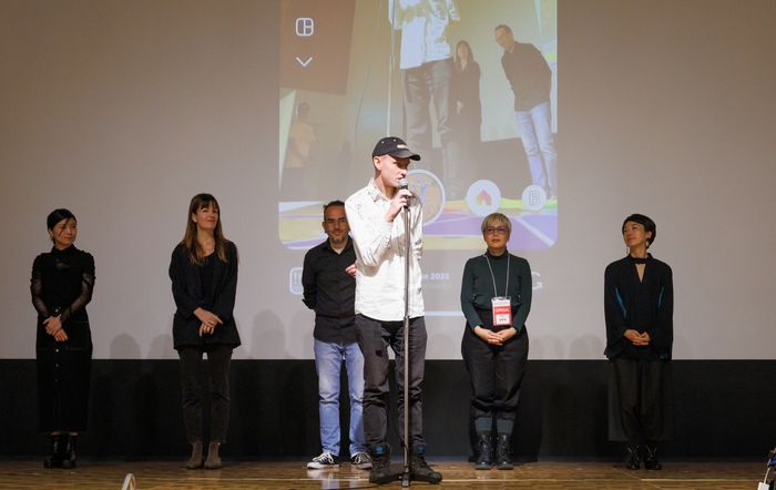 トメック・ポパクル氏(中央)と国際審査委員