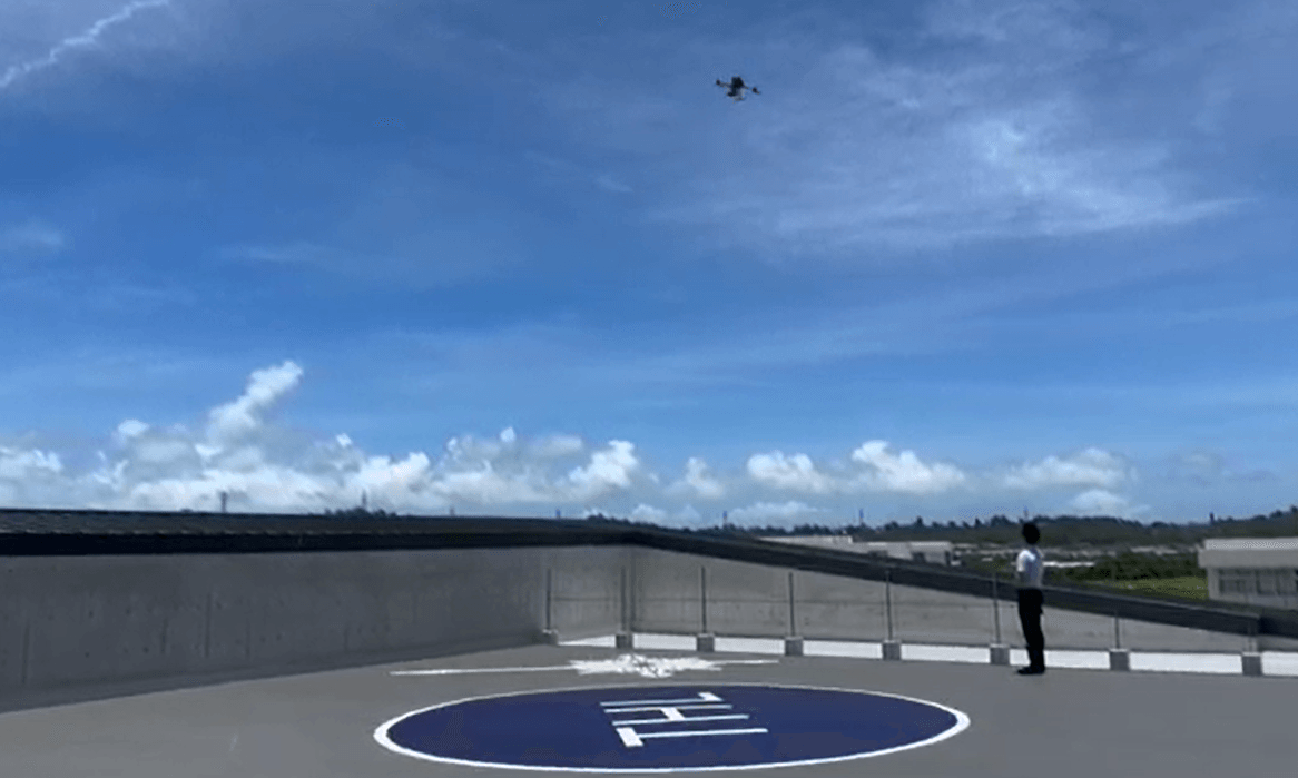 リアルグローブ、株式会社タップ主催「DX実証ホテル・タップホスピタリティラボ沖縄」オープニングセレモニーに、ドローンを使用したAED搬送の実証実験にイーシーセンターと共同参加