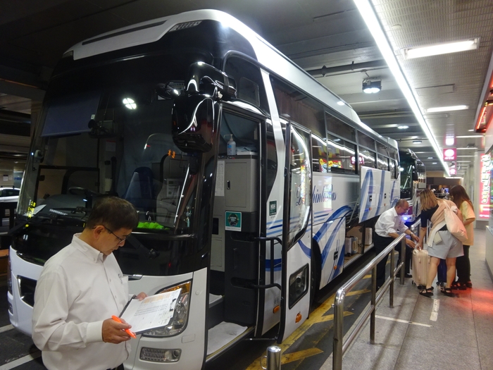 2人体制で運転を行い、手荷物の積み込みも丁寧に行います