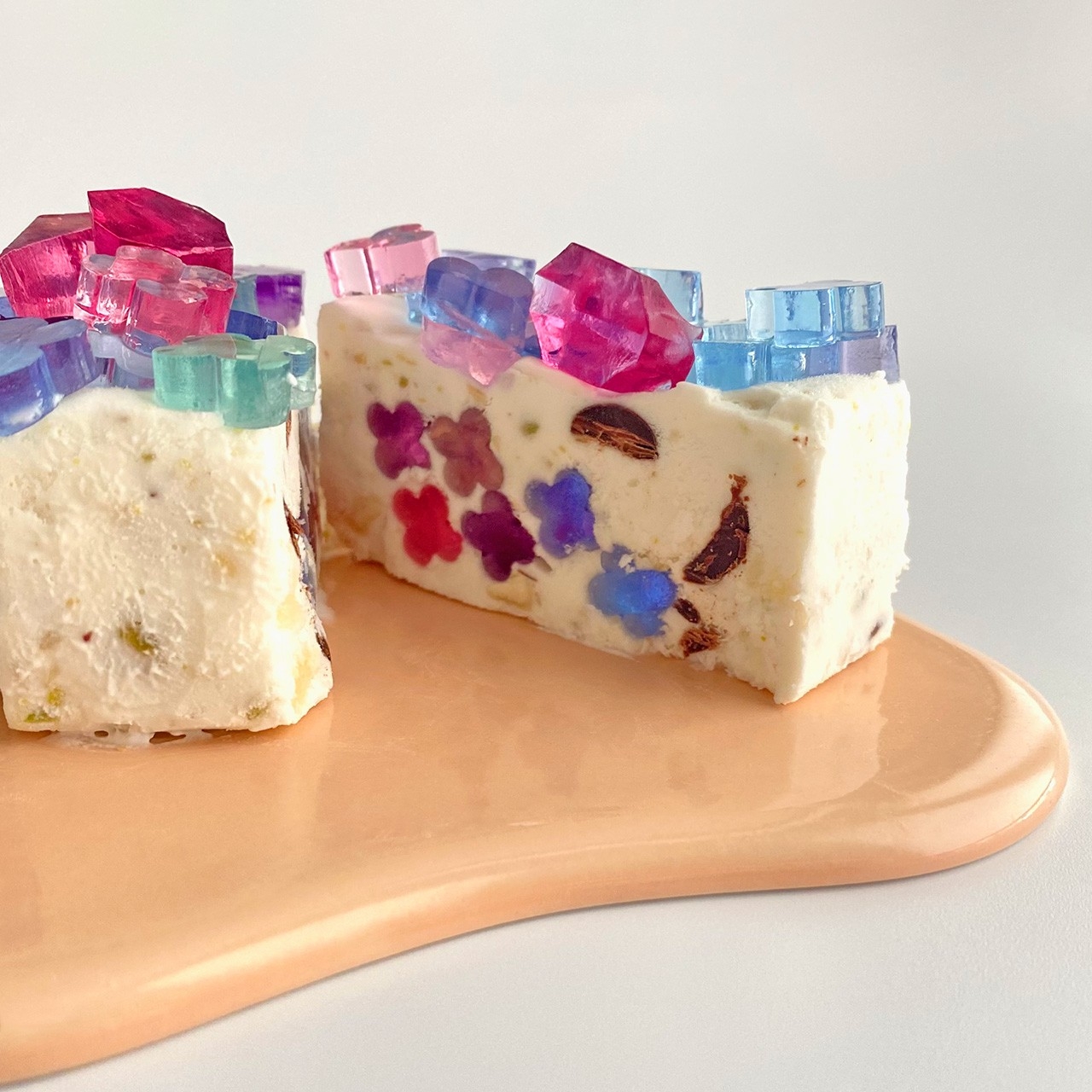 切り分けた断面にも色とりどりの紫陽花が輝く