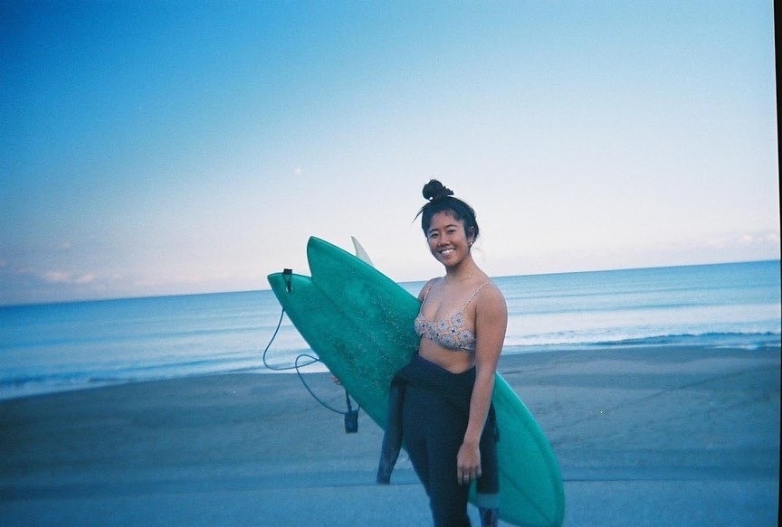 <年中サーファーで賑わう一宮町の海。田岡 なつみプロ>