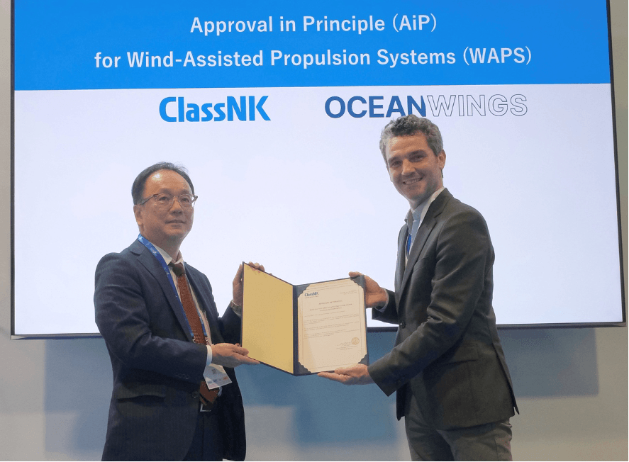 (写真:左:菅勇人氏、日本海事協会会長、右:OceanWings クリストフ・パイユソー、 営業・マーケティング担当副社長)