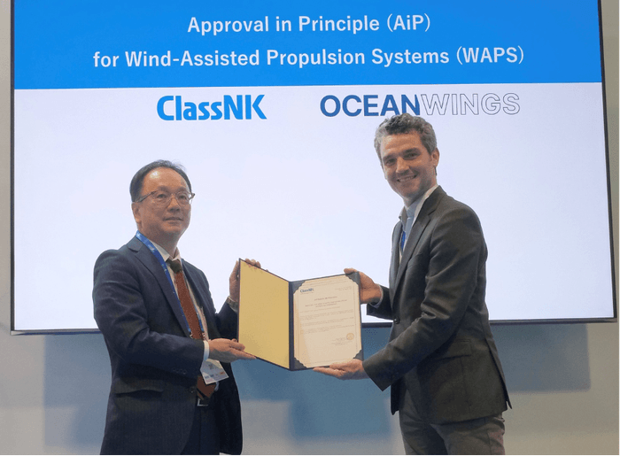 (写真:左:菅勇人氏、日本海事協会会長、右:OceanWings クリストフ・パイユソー、 営業・マーケティング担当副社長)