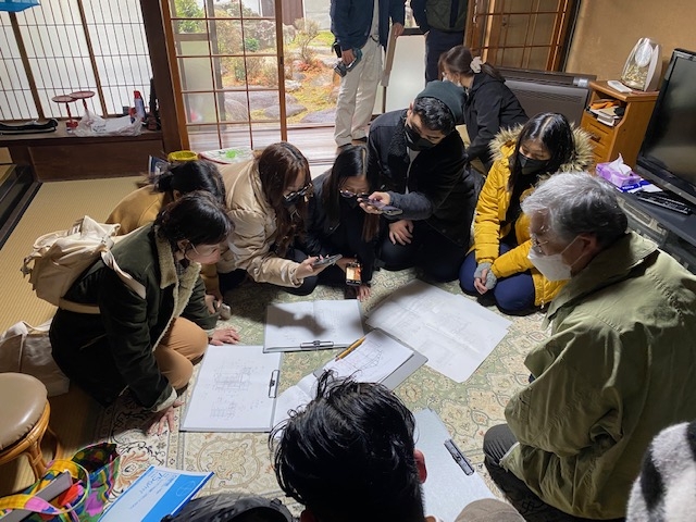 フィリピンの学生たちと岡山市の西大寺五福通りで建築調査(2022年)