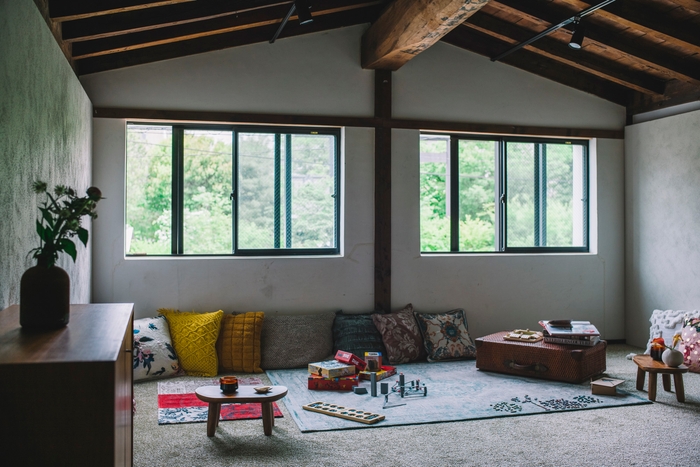 2階は靴を脱いで過ごすスタイル