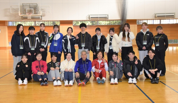 佐藤特任教授と梅田教授を囲んで学生らが記念撮影