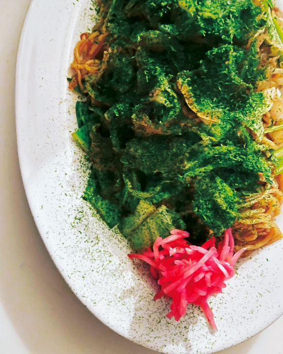 春 #塾前ごはん:馬田家では青のりも具のひとつ。下が見えないほどふりかけた「エメラルド焼きそば」