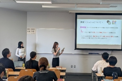 ゼミで新製品を企画提案する様子