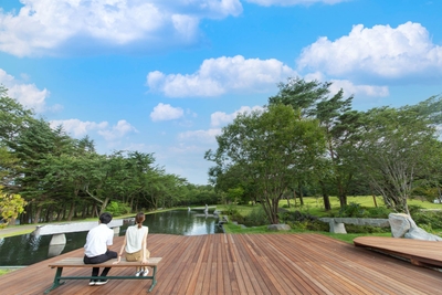 鳥のさえずりや森の香りを感じるウッドデッキ