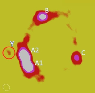 図2　アルマ望遠鏡によるMG0414+0534のサブミリ波画像。赤い円内が暗黒矮小銀河(Y)由来と考えられる光。