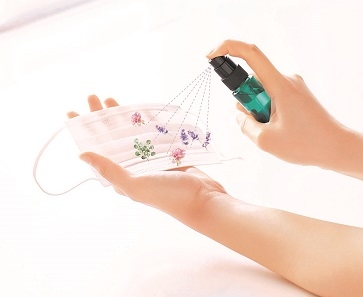 マスクの外側にシュッ!