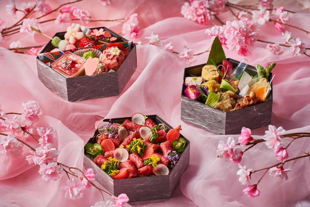 桜モチーフの彩り鮮やかな三段重を限定販売!豪華弁当をテイクアウトして、ご自宅でお花見気分をご堪能