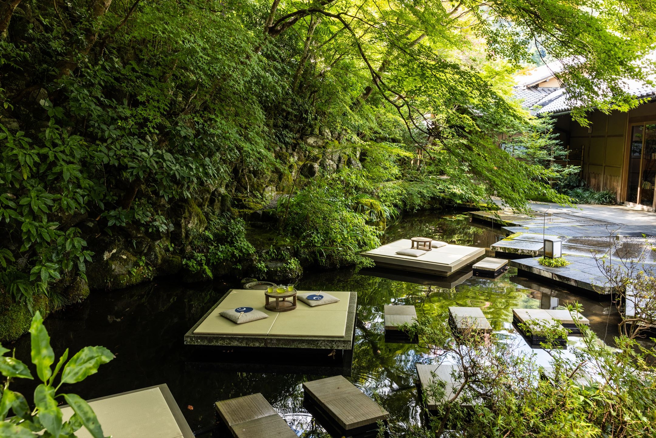 【星のや京都】納涼床での食事や、夜風での呼吸を調えるストレッチを通して自然の涼を満喫「奥嵐山の納涼滞在」開催|期間:2023年7月1日~8月31日