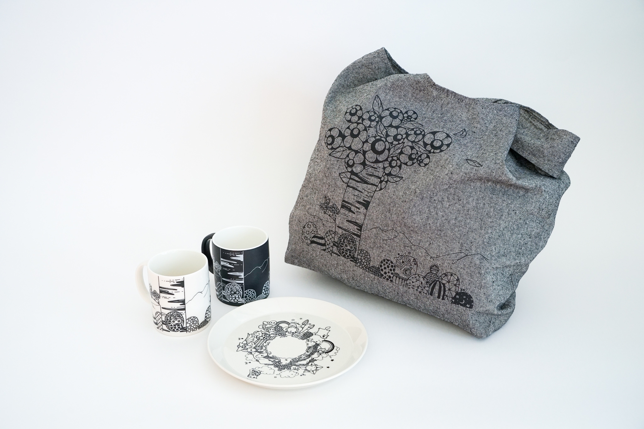 【北海道 東川町】スペイン在住の日本人アーティスト、Yoshi Sislay（ヨシシスレー）氏のデザインのグッズが登場！