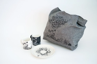 【北海道 東川町】スペイン在住の日本人アーティスト、Yoshi Sislay（ヨシシスレー）氏のデザインのグッズが登場！