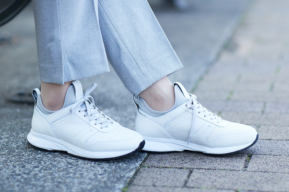 ホワイト足元画像(レディース)