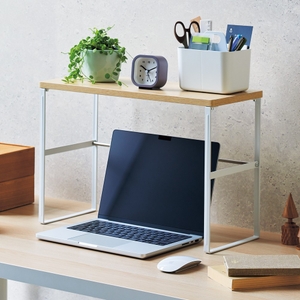 机上台の下にノートPC。 上にペンスタンドなどを置いて高さを有効活用できるタイプです。