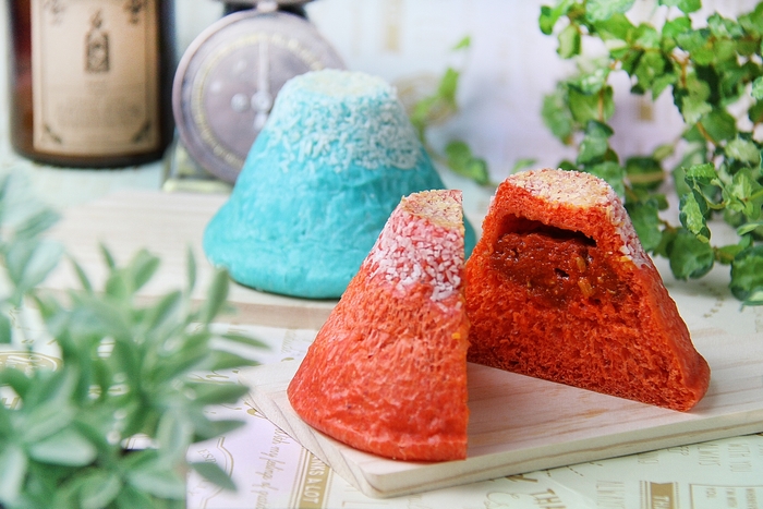 左:青い富士山カレーパン/右:赤い富士山カレーパン