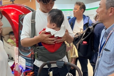 子育て世帯の登園前検温ストレスを軽減　 抱っこするだけで体温測れるバッグ、大阪・関西万博で試着体験