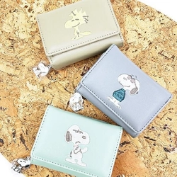 スヌーピーのシンプルでコンパクトな財布。くすみカラーと刺繡デザイン、型押しがおしゃれでスヌーピー好きな大人の方必見です！