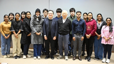 飯島澄男終身教授（前列中央右）を囲んで