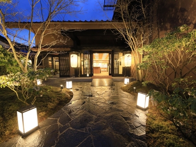 tIK9aygbSUc0k9jeqUey.jpg?w=940&h=940