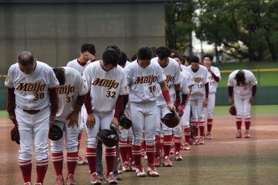 秋季リーグ戦を終え、応援の学生らに向かって礼をする選手たち