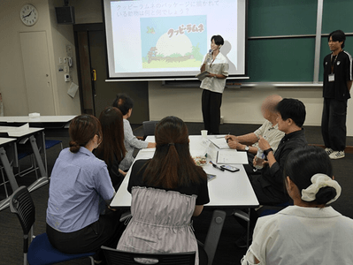 身近なお菓子の問題で盛り上がる様子