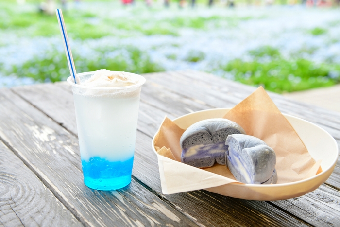 舎人ネモフィラソーダ(税込500円)、舎人ネモフィラベーグル(税込500円)