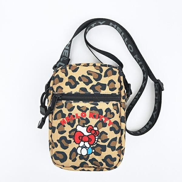 コンパクトなショルダーバッグに、目隠しキティ！必要最低限だけ持ち歩きたい人にオススメのバッグです。